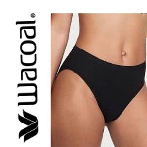 NWOT🌸Wacoal 870275 B Smooth Hi Cut Brief
Panty Color Black Size 5-S